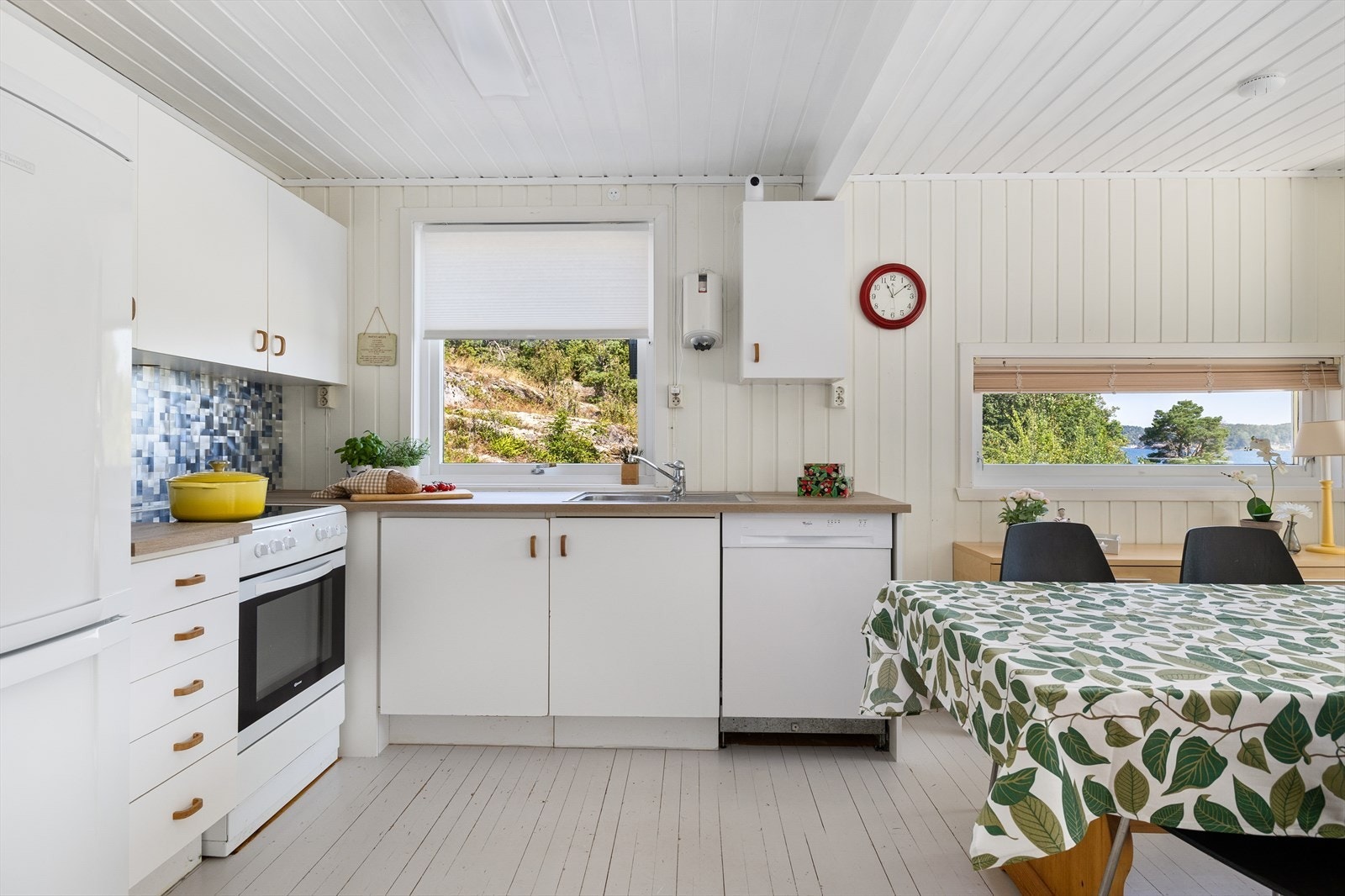 Praktisk kjøkken med plass til alt du trenger for en enkel hyttetilværelse Galleribilde