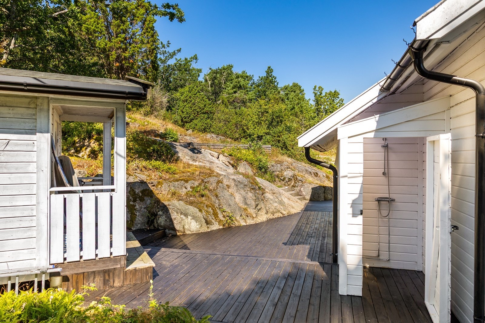 Bak huset har man en praktisk utedusj. Galleribilde