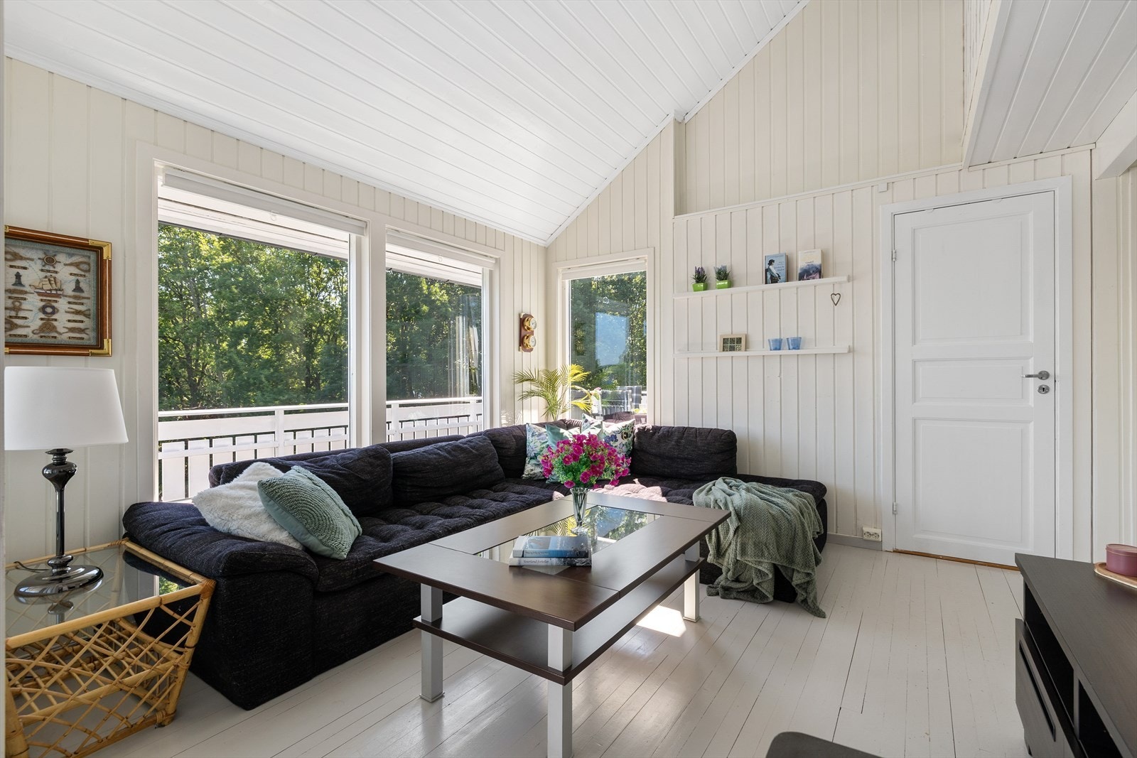 Stuen har store vindusflater som gir godt med lysinnslipp. Galleribilde