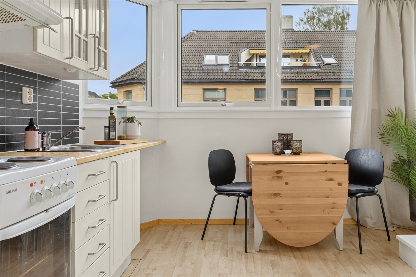 Fin plass til spisebord ved vinduene. Galleribilde