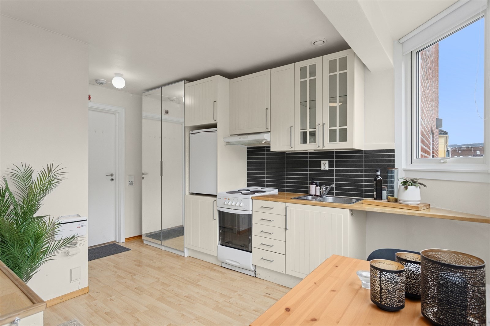 Leiligheten ligger fint til i tredje etasje i en blokk med heis. Galleribilde