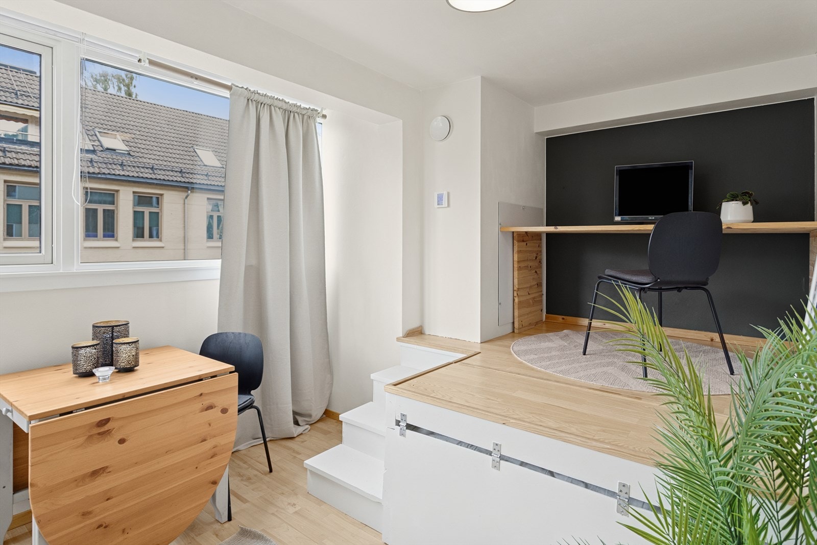 Plattformsområdet kan også brukes som kontorløsning. Det er godt skille mellom en kaffepause på kjøkkenet og arbeidsmodus i jobbsonen. Galleribilde