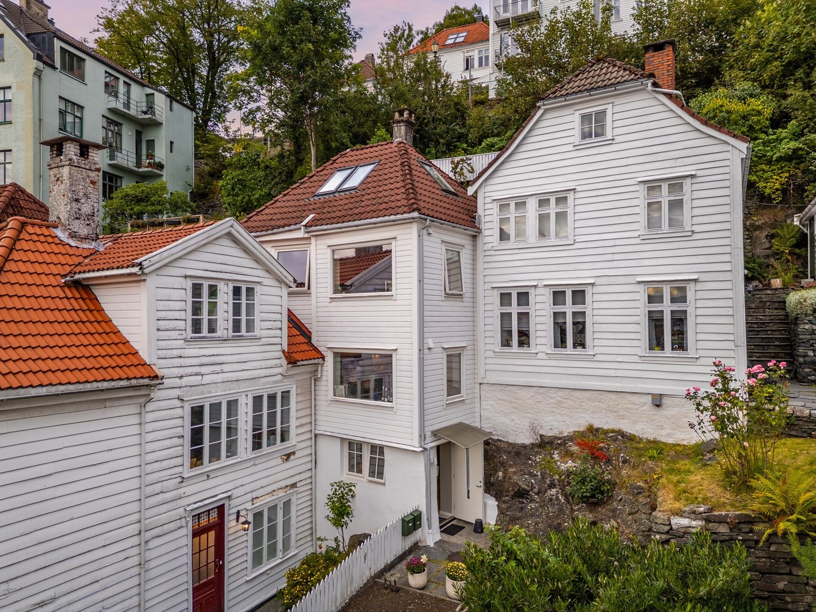 Boligen ligger i et område som virkelig byr på det beste av det meste. Nært nok til sentrum at du rusler ned på få minutter (til Bryggen), men høyt nok over til at du bor tilbaketrukket fra bystøy Galleribilde