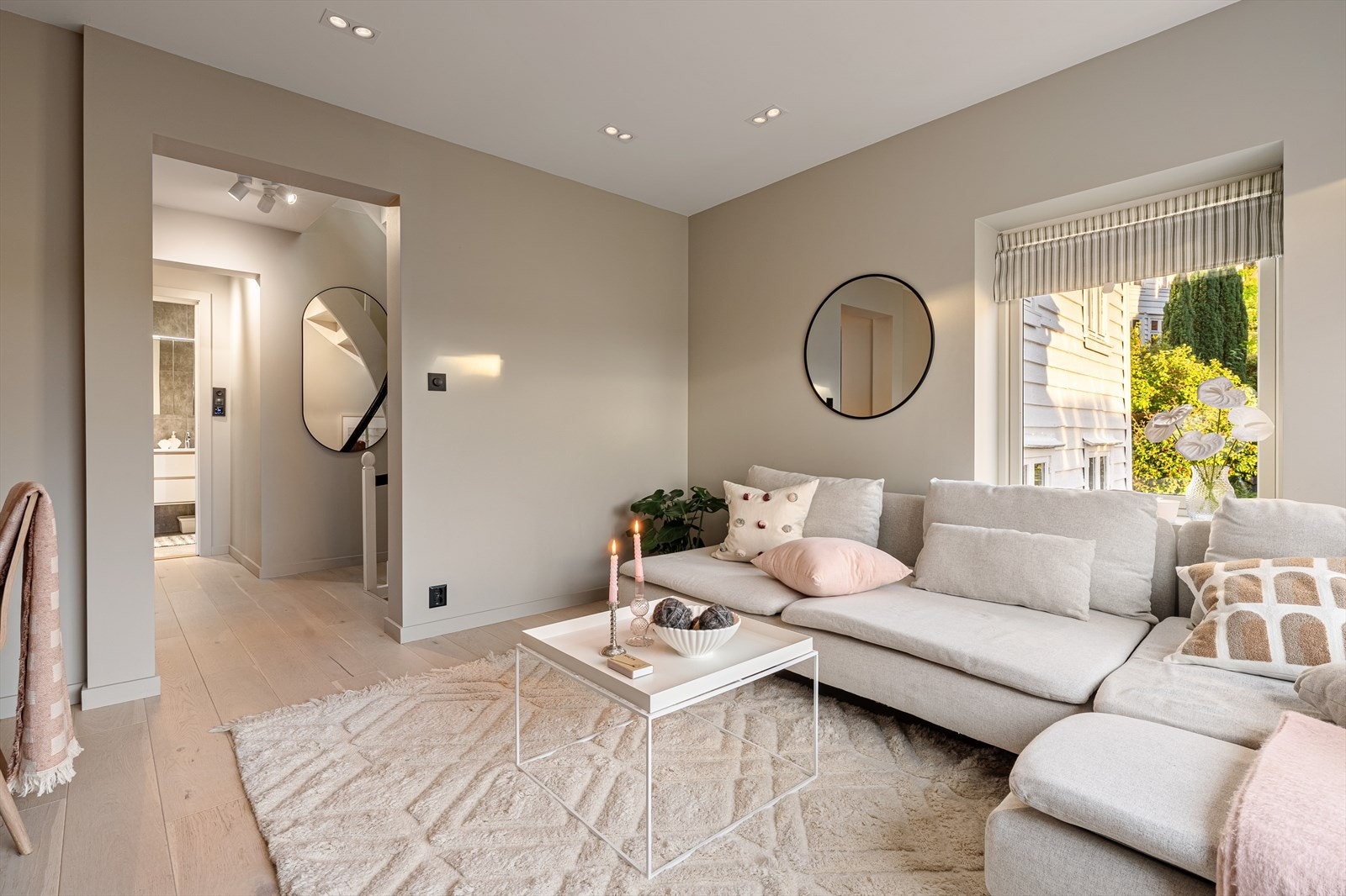 Gulvene er lagt med parkett av høy standard og veggene er i tidsriktige farger Galleribilde