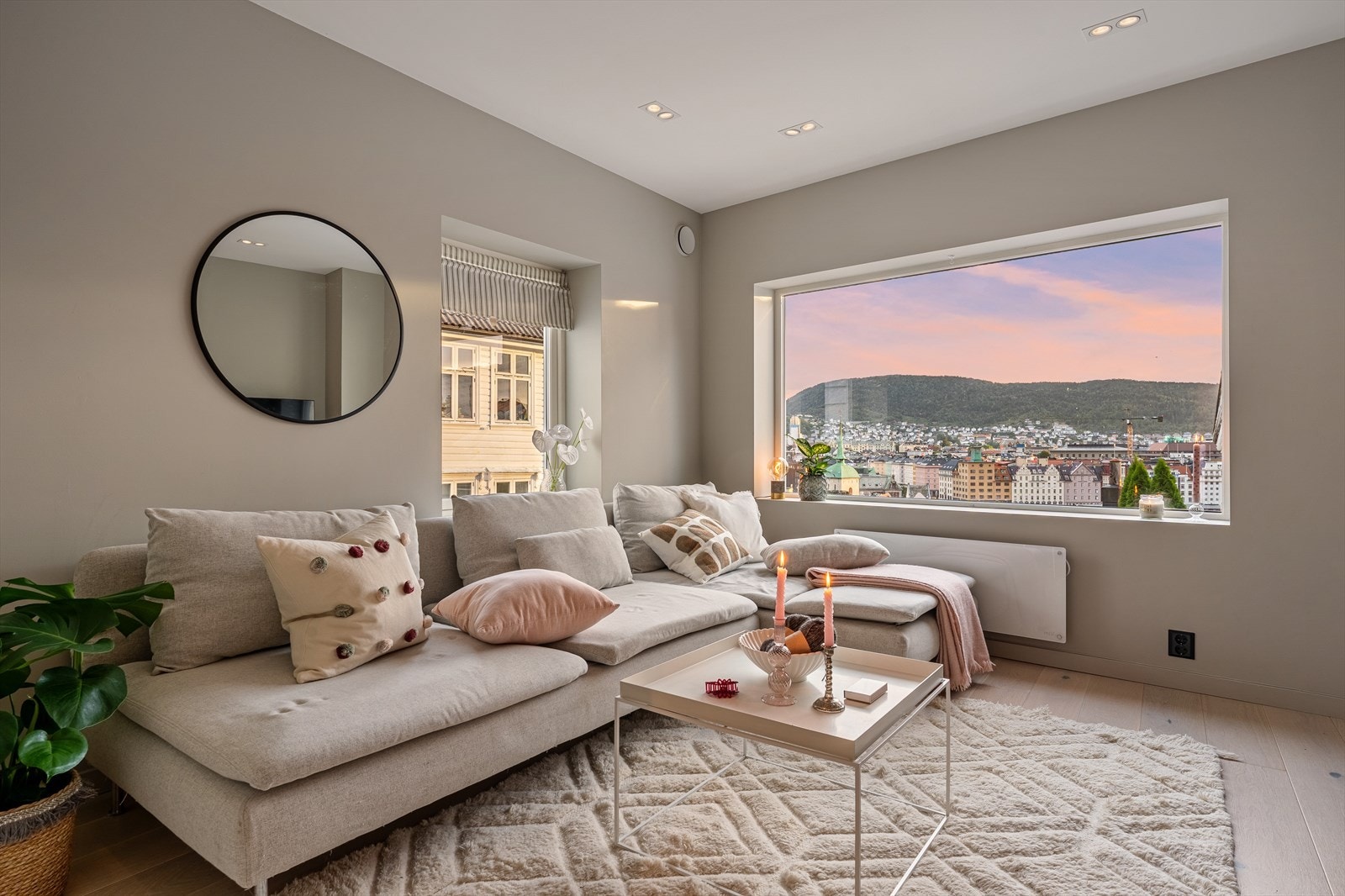 Stuen er av behagelig størrelse med plass til ønsket møblement i naturlige soner Galleribilde