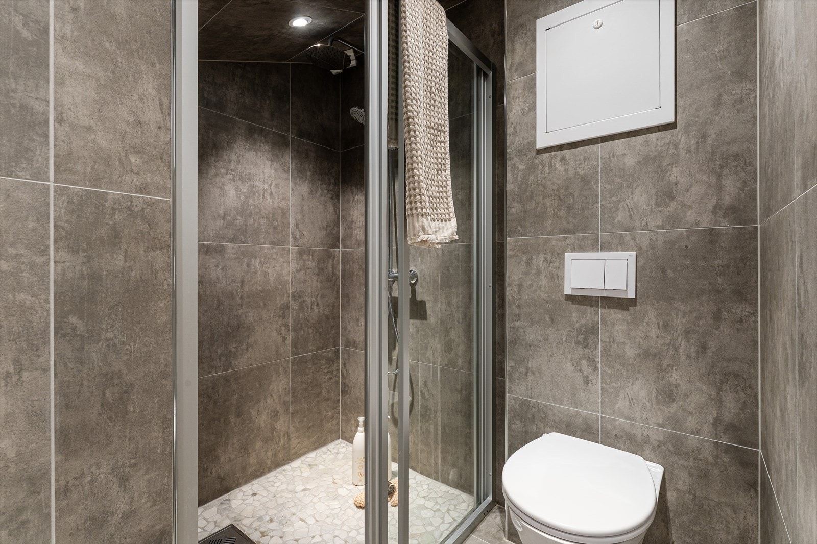 Stor og flott dusjløsning på badet Galleribilde