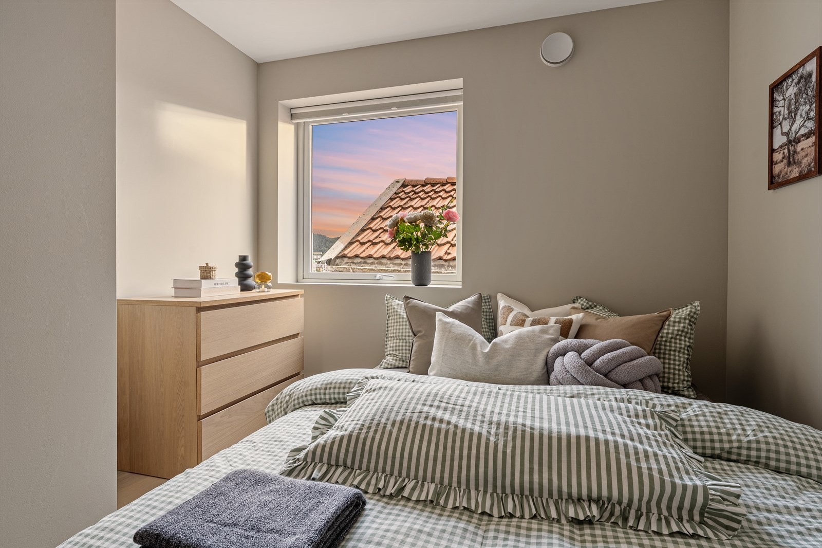 Soverom 2 egner seg ypperlig som barne-/gjesterom med plass til dobbeltseng, tilhørende nattbord og garderobeløsning Galleribilde