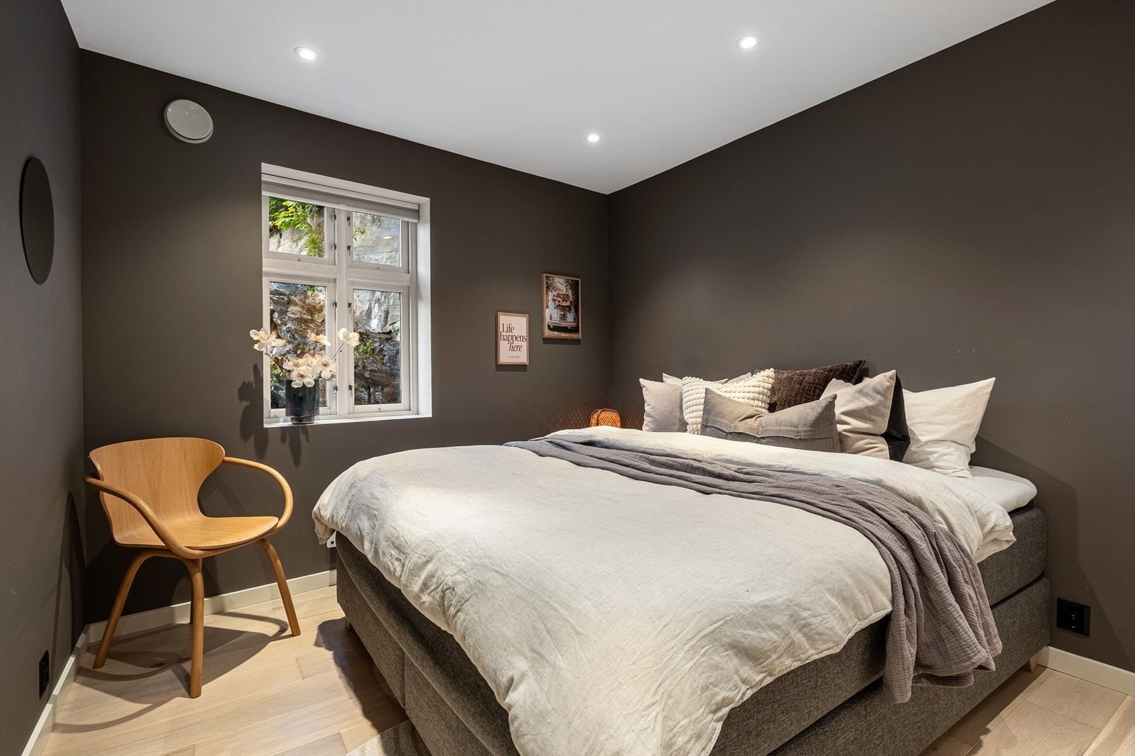 Hovedsoverommet er av god størrelse med plass til dobbeltseng, tilhørende nattbord og garderobeløsning Galleribilde