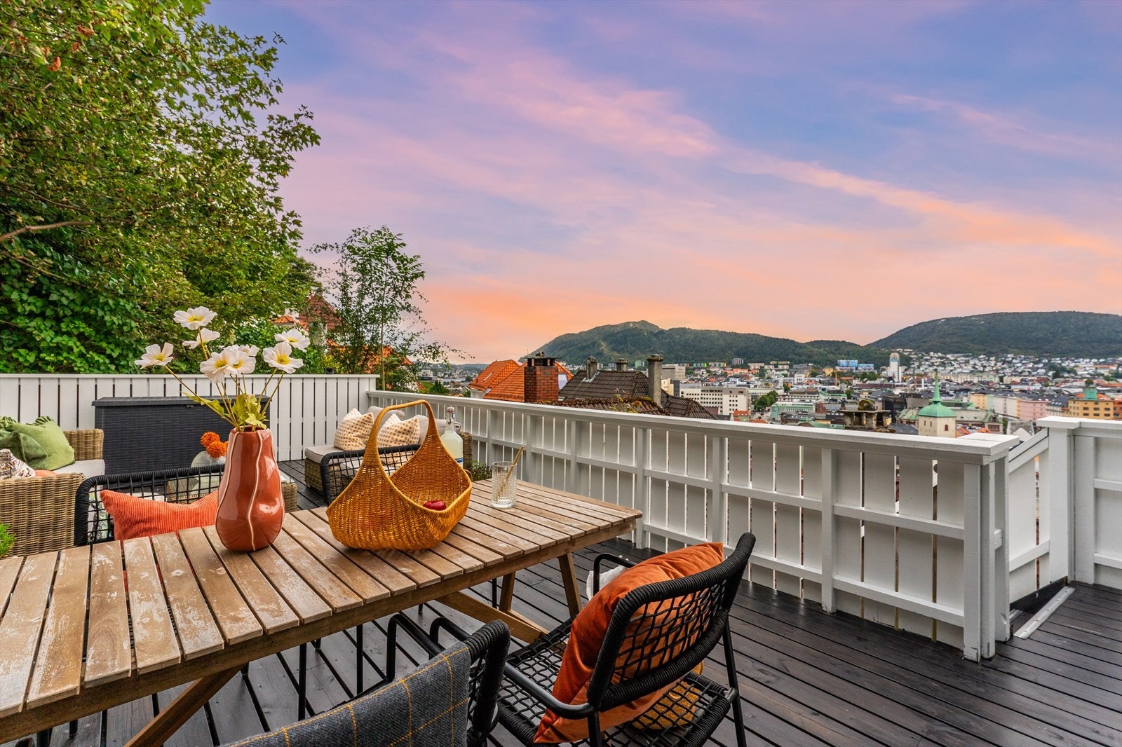 Boligen har en fin plassering i byggets øverste etasje. Her slipper du sjenerende innsyn, samtidig som du nyter luftig og storslått utsikt over Bergen sentrum og Byfjorden Galleribilde