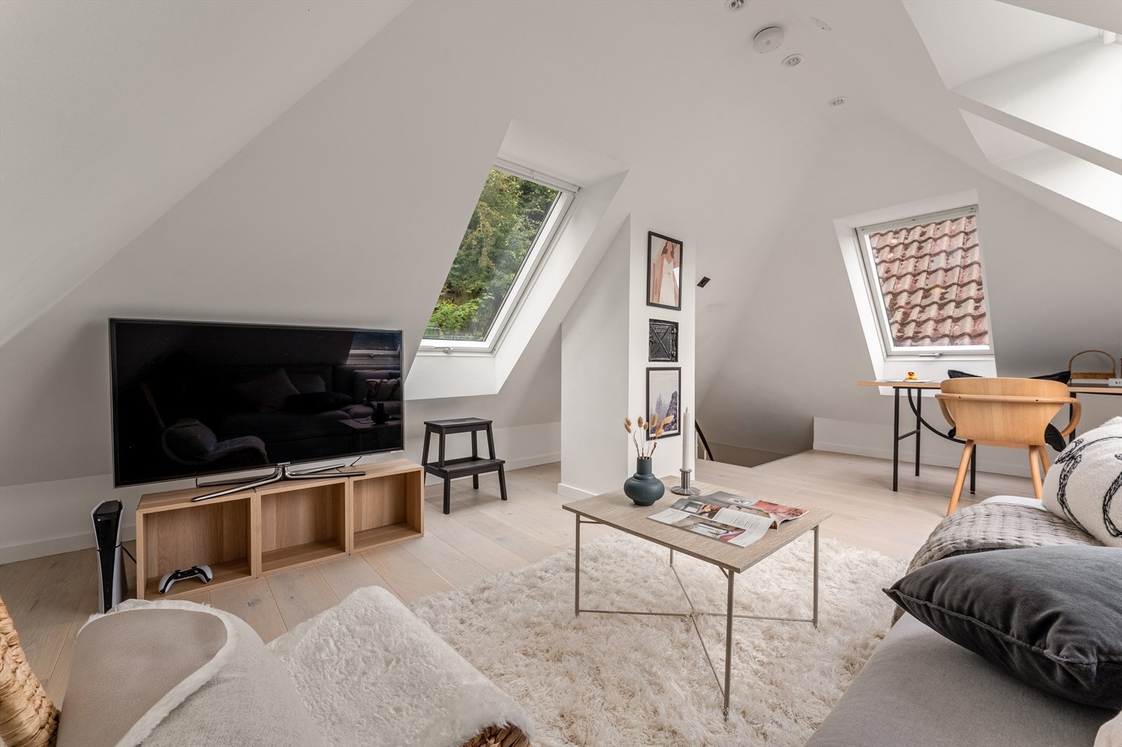 Følger en trappeløpet, kommer en til leilighetens loftstue og utgangen til terrassene Galleribilde