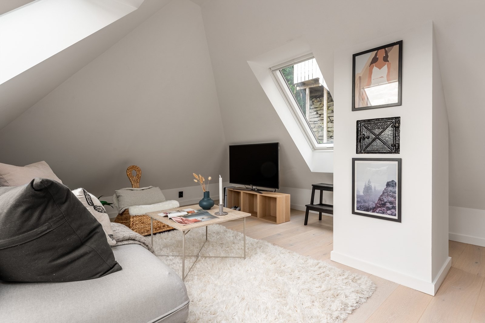 Her har en gode møbleringsmuligheter og direkte utgang til terrassene via takvinduet Galleribilde