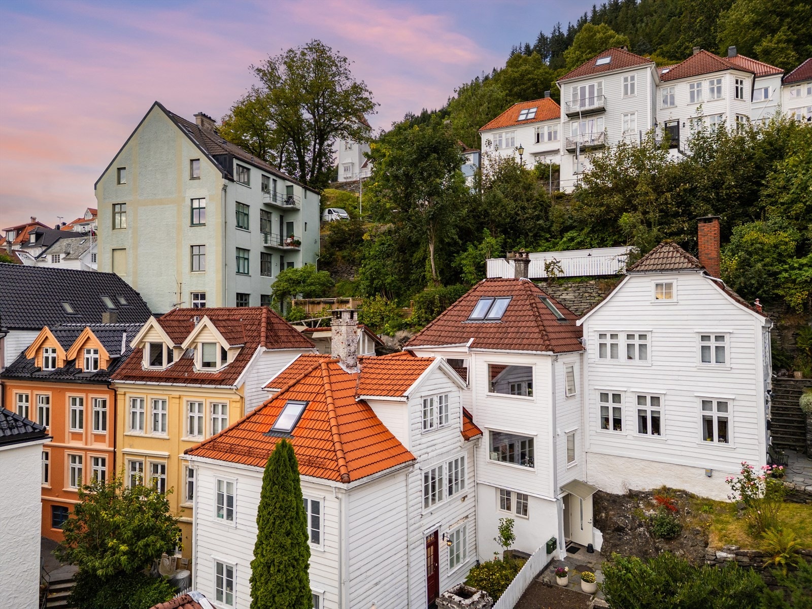 Samtidig er boligen rett ved aldeles nydelige løpe- og turstier, som gjør fjellet og naturen til "din egen bakhage". Terskelen for å komme seg en tur ut, enten det er for å nyte parklivet ved Skansedammen eller ta seg en spasertur i Fjellveien Galleribilde