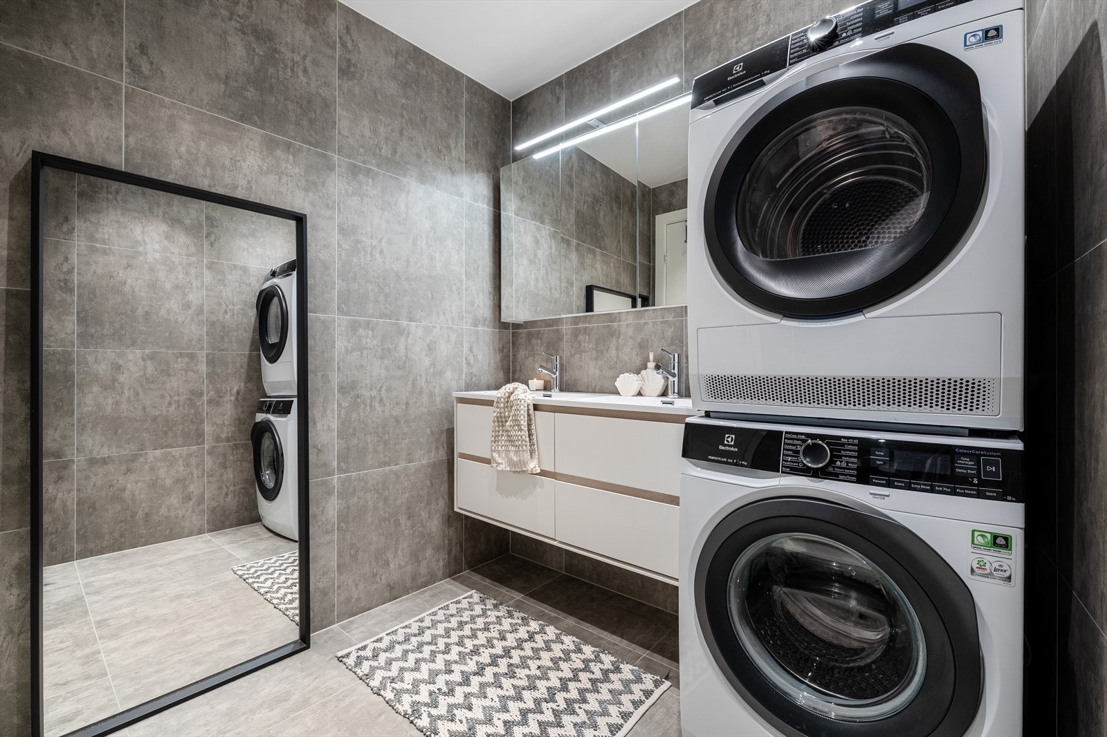 Moderne baderom fra 2018 med flotte fliser og varmekabler i gulvet Galleribilde