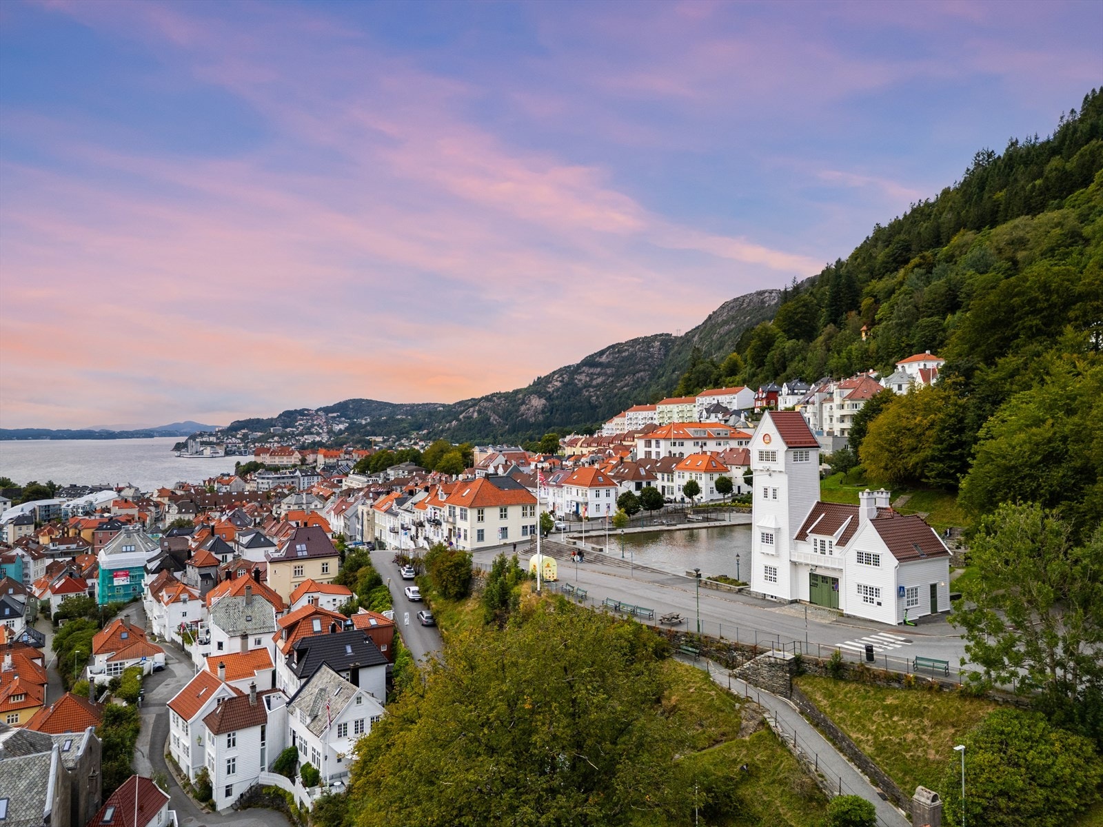 Spaserturen til Bryggen med koselige uteserveringer, restauranter og herlig bymiljø i sjøkanten tar deg knappe 5 minutter. Videre har du alle sentrums fasiliteter og servicetilbud for dine føtter Galleribilde