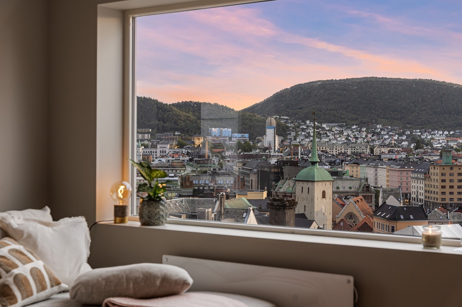 Også fra stuen nyter en den herlige utsikten over sentrum Galleribilde