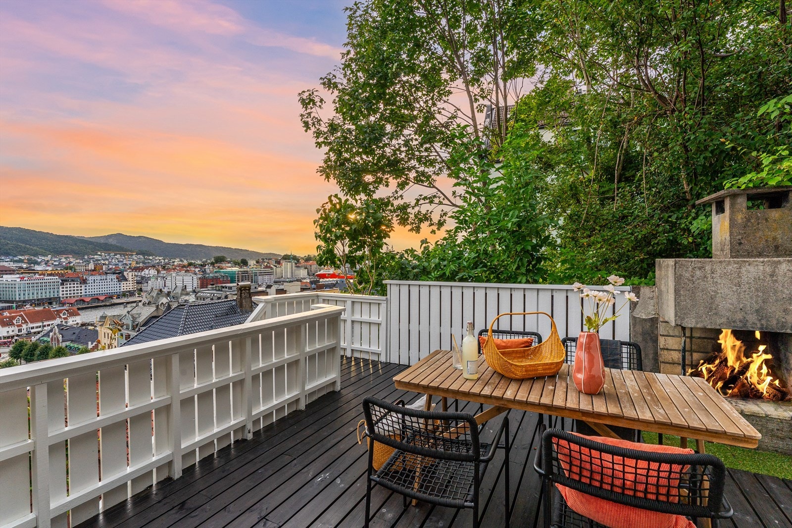 Takterrassene tilbyr flere sitteplasser, samt det er montert utepeis Galleribilde