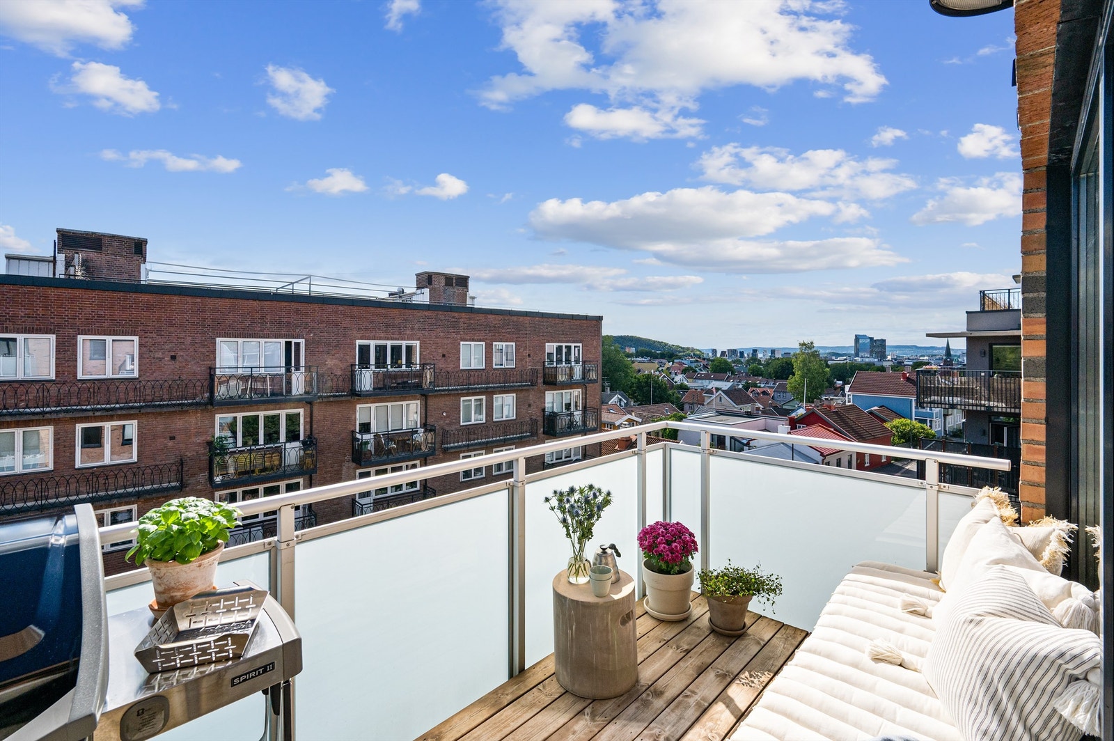 Selger informerer om gode solforhold med sol fra ca. 08:00-17:00 på sommerstid. Her kan du med andre ord innrede med en hyggelig sittegruppe der årets varme dager kan nytes. Galleribilde