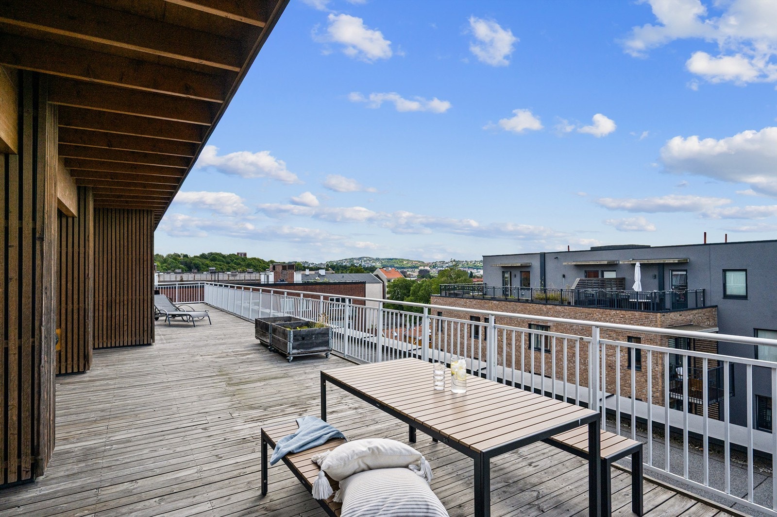 Her er det svært gode muligheter for å nyte både sommersolen og den fantastiske utsikten. Galleribilde