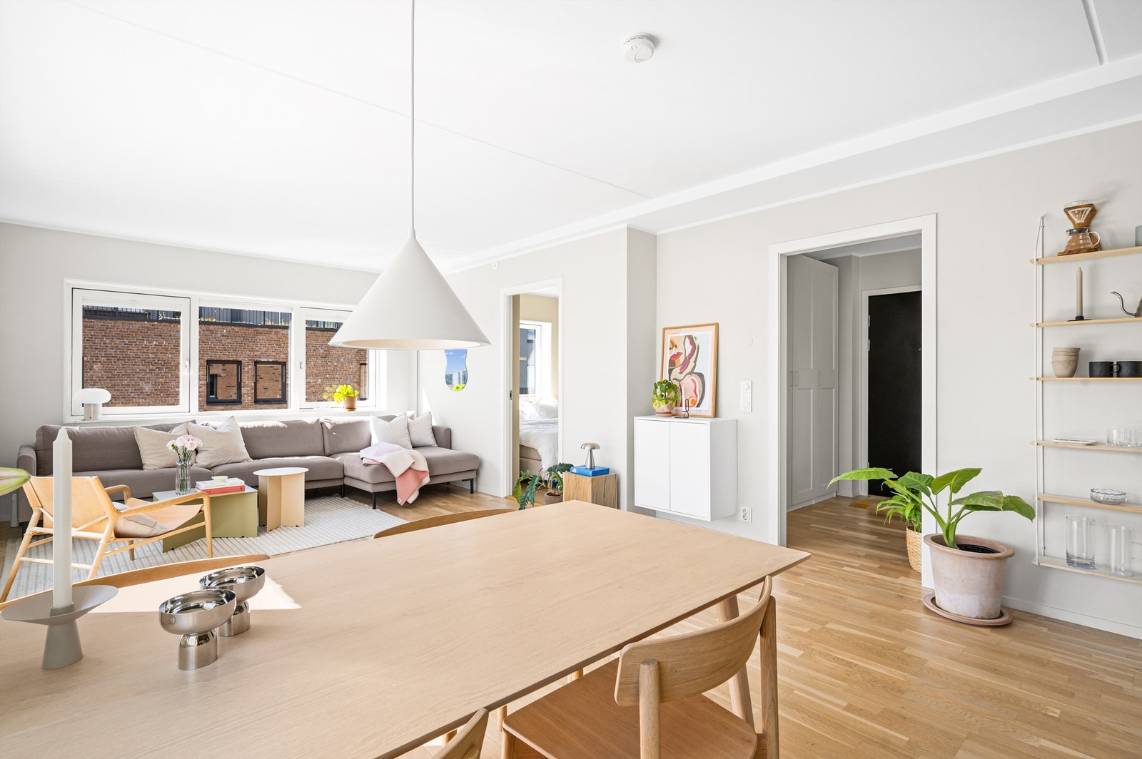 I fin overgang mellom stue og kjøkken er det god plass til et spisebord med god plass til å invitere venner og familie på middagsselskap. Galleribilde