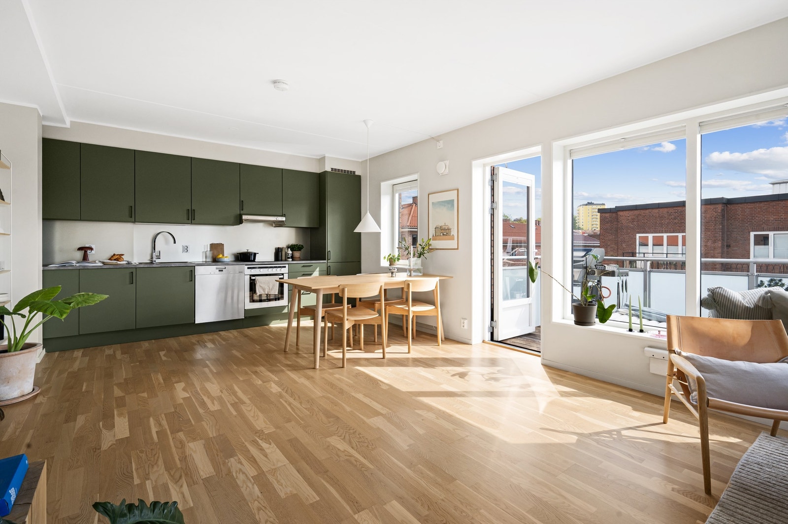 Kjøkkenet er holdt i en sosial åpen løsning mot stuen der du har god kommunikasjon med gjestene mens middagen lages. Galleribilde