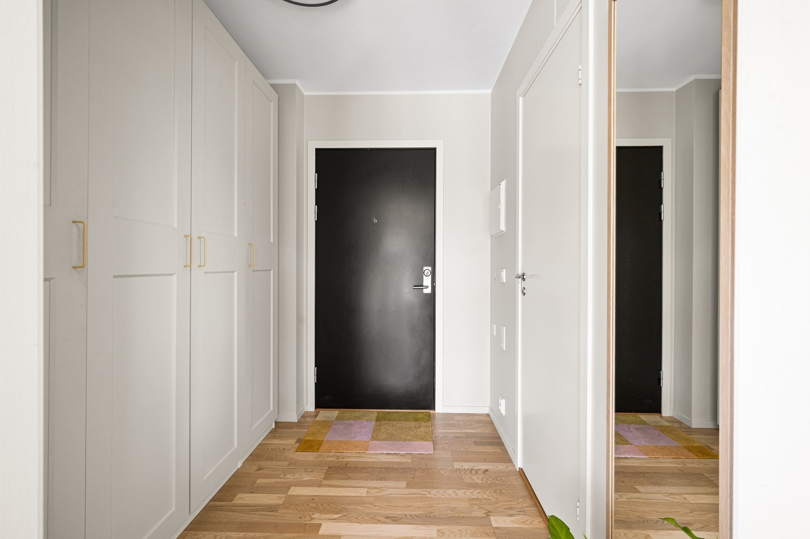 Velkommen inn! Lys og innbydende entré med plass for oppbevaring av yttertøy og sko i romslige garderobeskap. Galleribilde