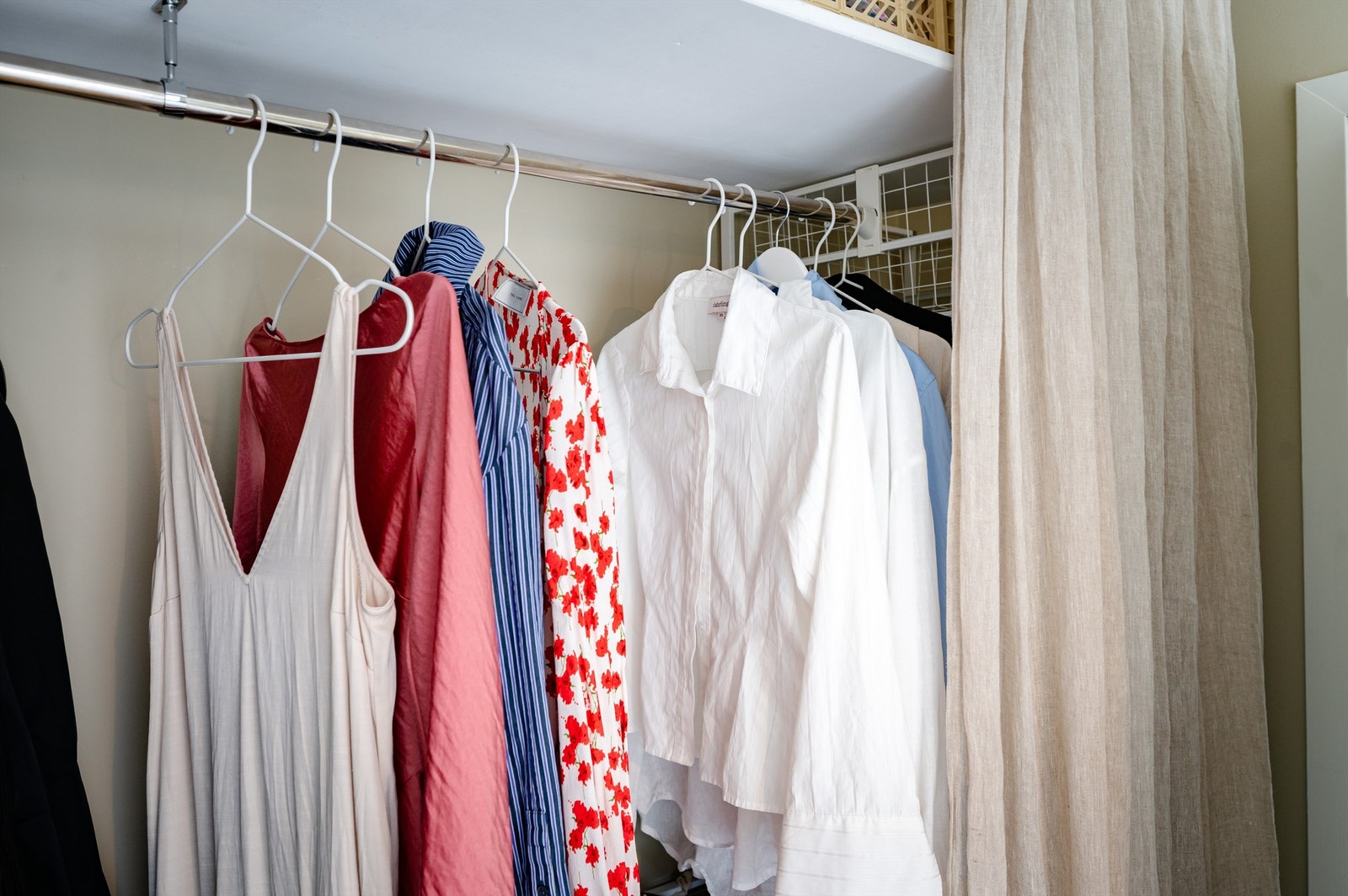 Soverommet har også god plass til ønsket oppbevaringsmøblement. Galleribilde