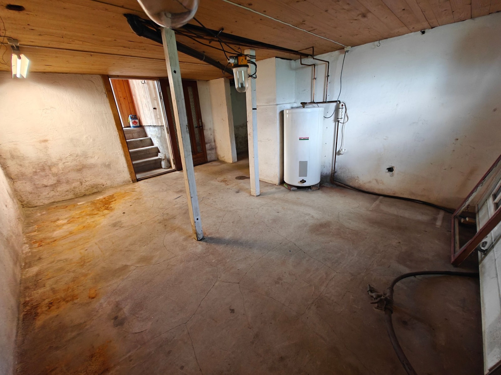 Stort kjellerom med varmtvanstank Galleribilde