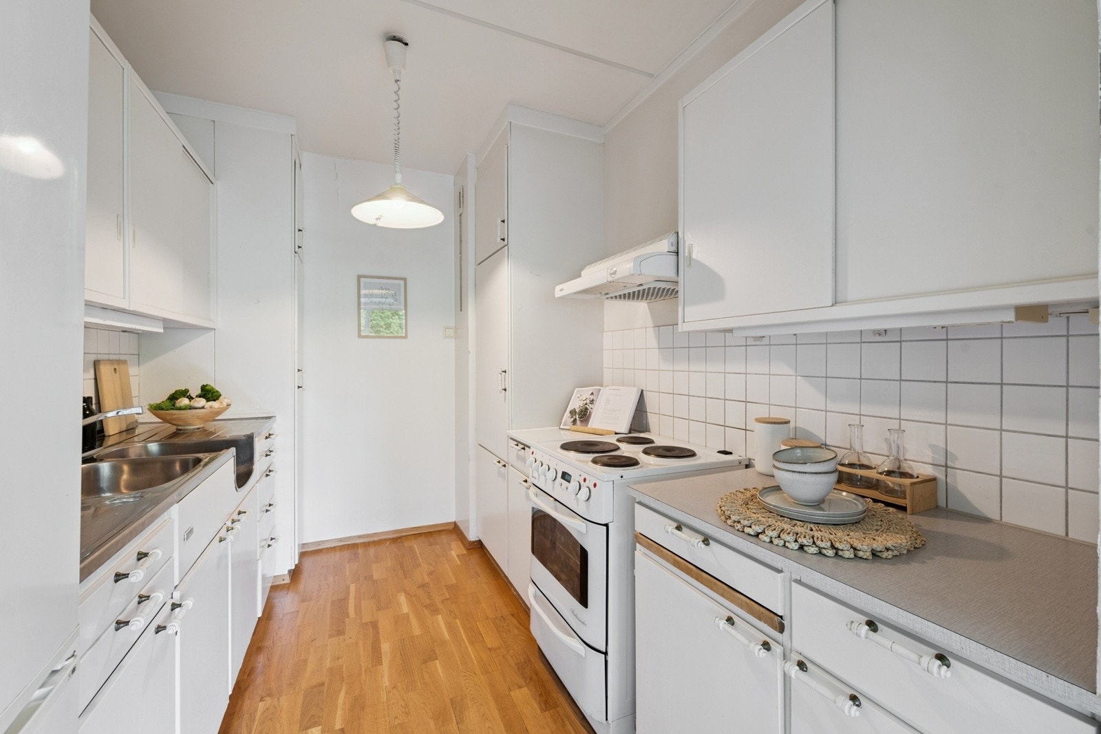 Kjøkkenet er utstyrt med ventilator med kullfilter. Hvitevarer som frittstående kjøleskap og komfyr. Galleribilde