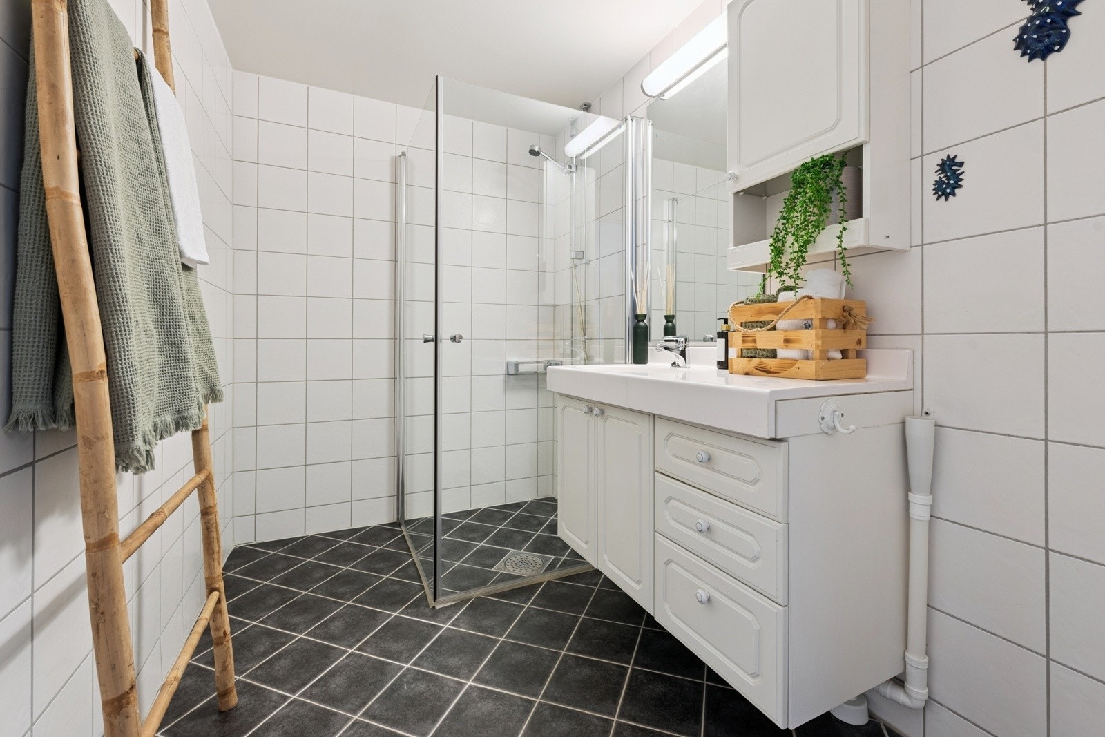 Flislagt bad rehabilitert i regi av borettslaget i perioden 2008-2012. Badet har varme i gulv og opplegg til vaskemaskin. Galleribilde