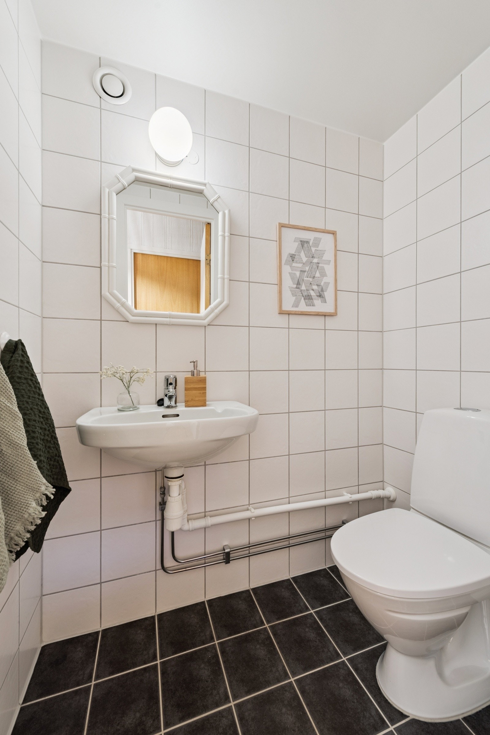 Boligen har også et separat toalettrom som ble pusset opp i regi av borettslaget samtidig som badet. Toalettrommet er flislagt, med wc og servant. Galleribilde