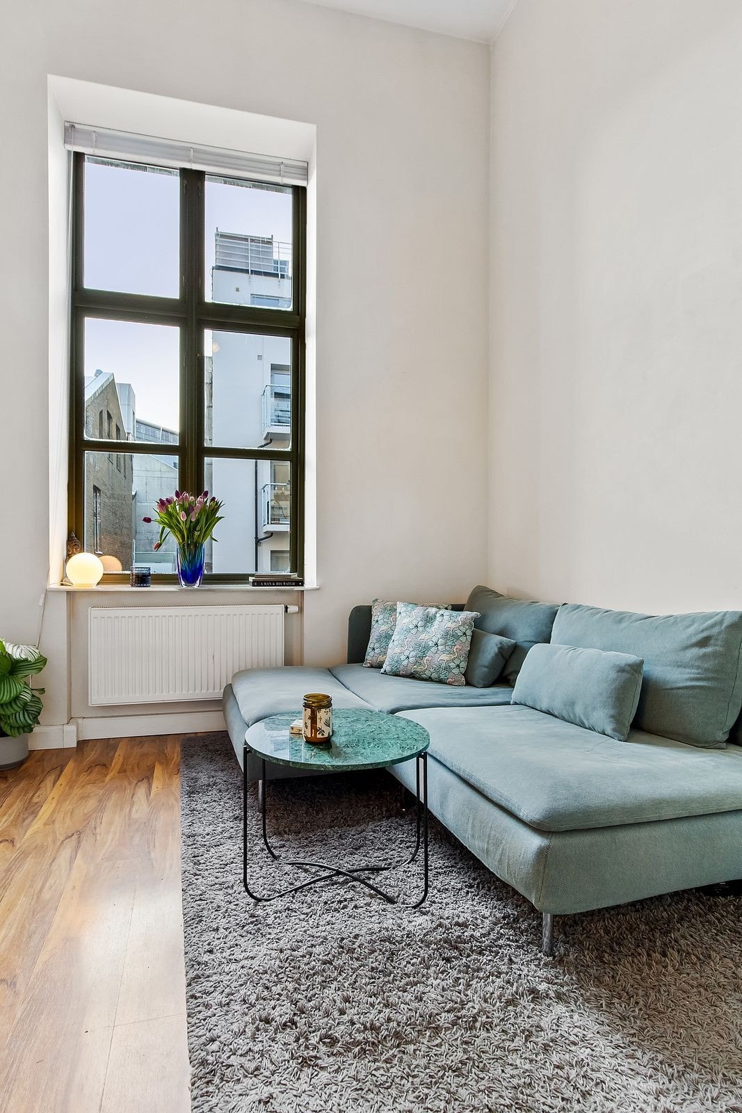 Stort vindu kombinert med over 4 meter takhøyde gir en luftig følelse Galleribilde