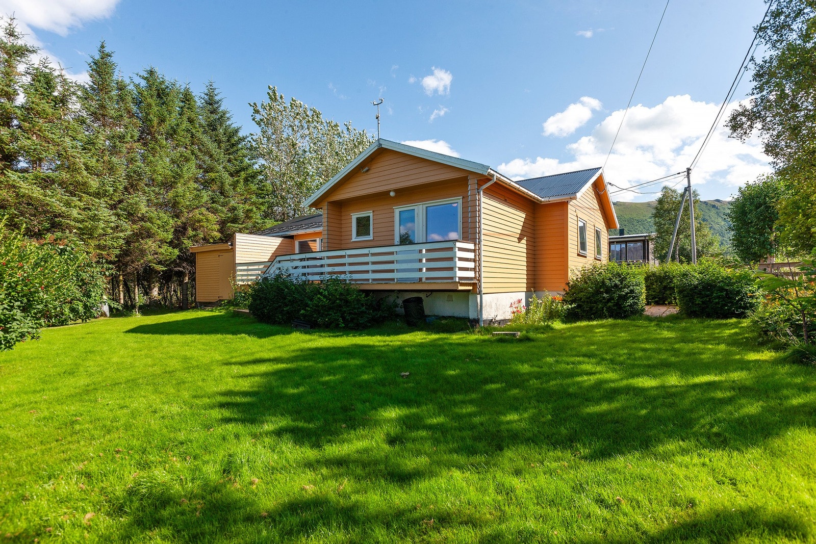 Eiendommen er på over 1 mål så her er det godt med boltreplass for store og små. Galleribilde