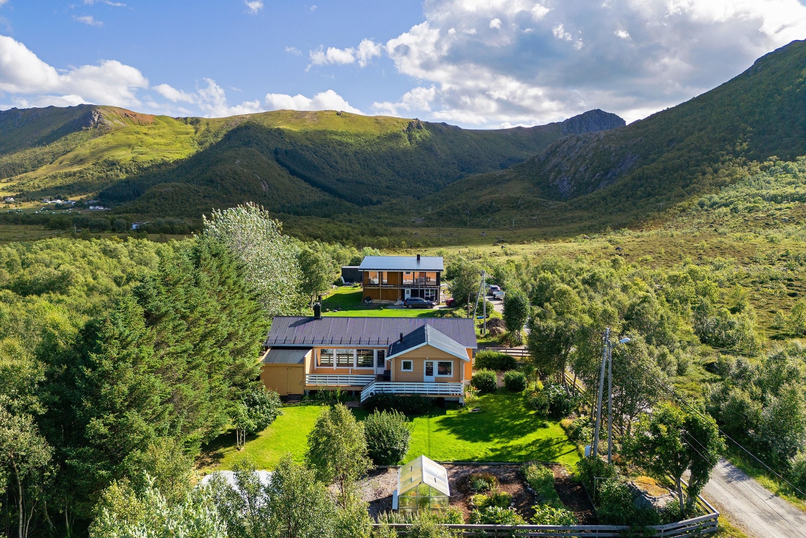 Eiendommen ligger i et lite boligfelt uten gjennomgangstrafikk. Galleribilde