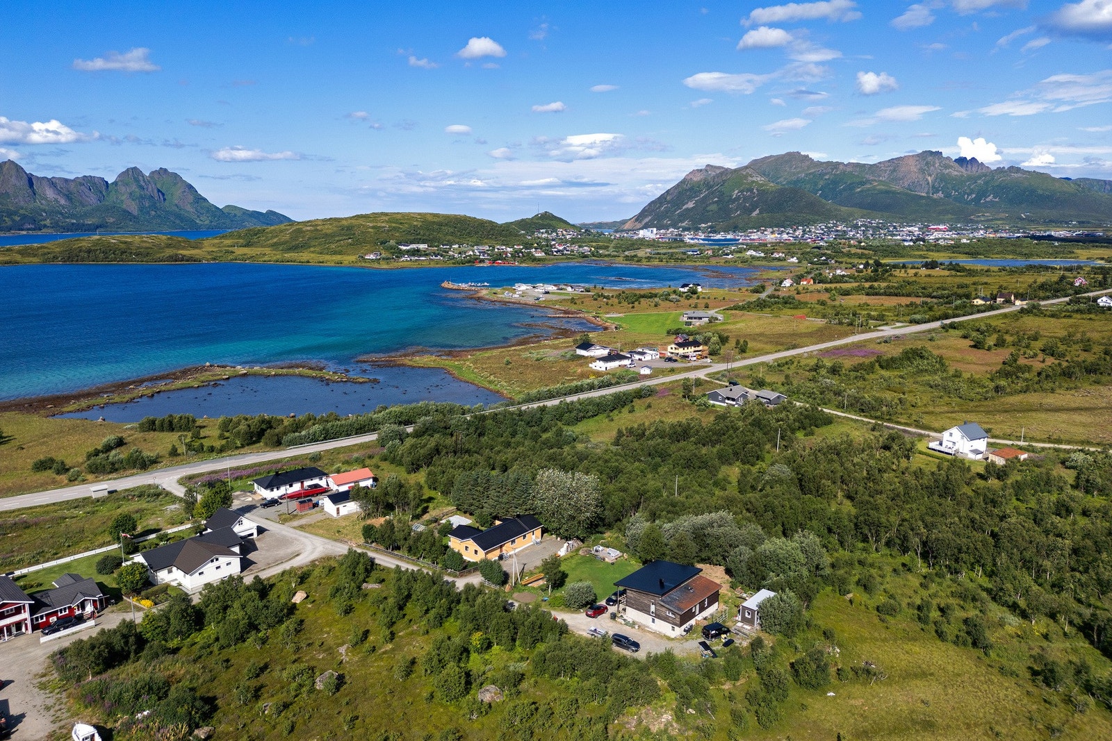 Det er ca. 5 km til Myre sentrum. Galleribilde