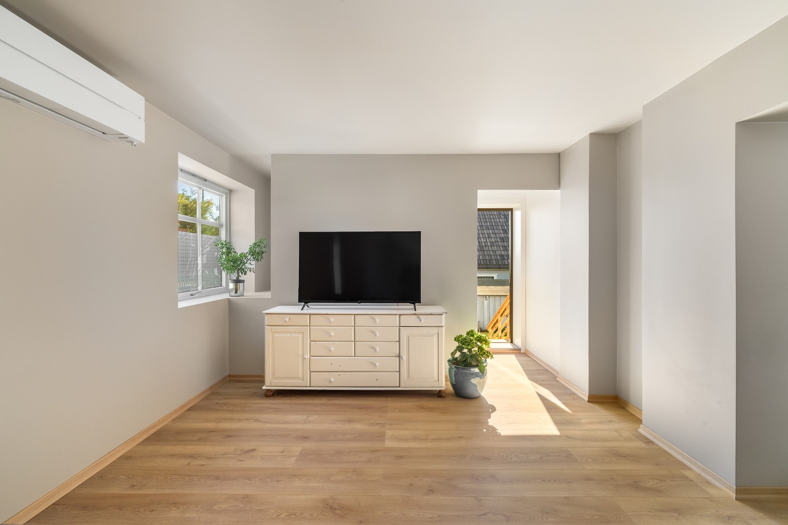 I stuen er det god plass til både sofagruppe og TV-løsning Galleribilde