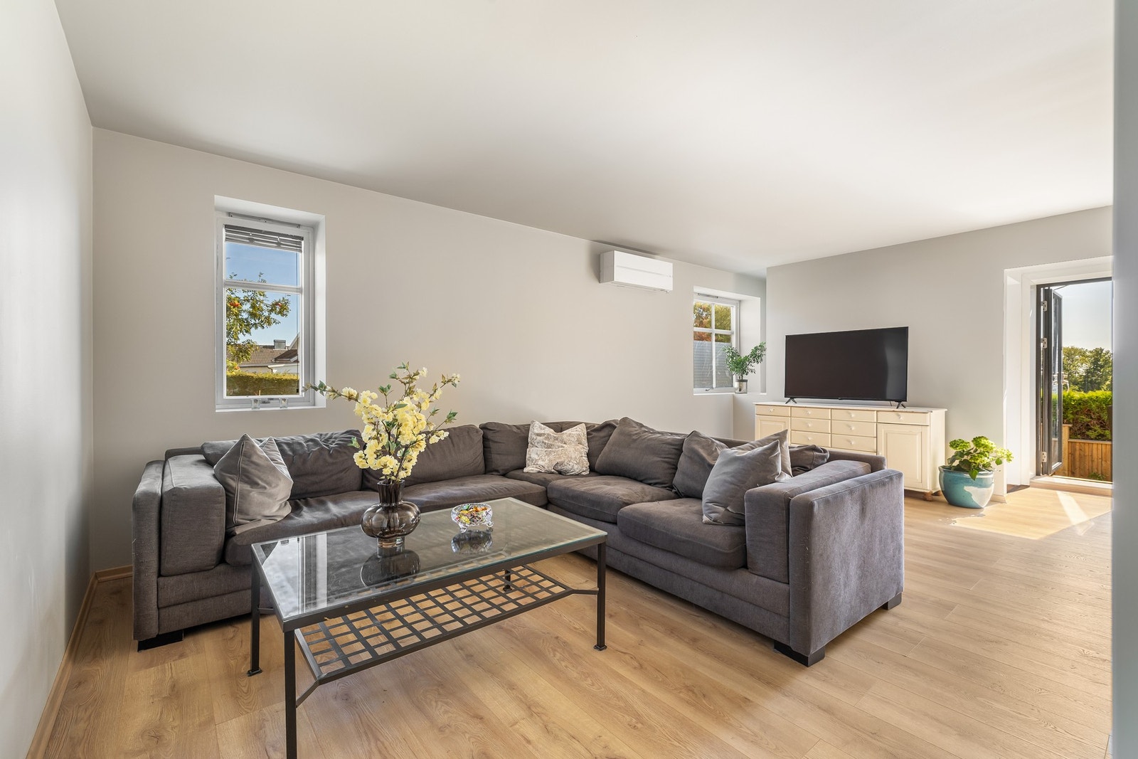 Romslig stue med store vindusflater og rikelig med naturlig lys Galleribilde