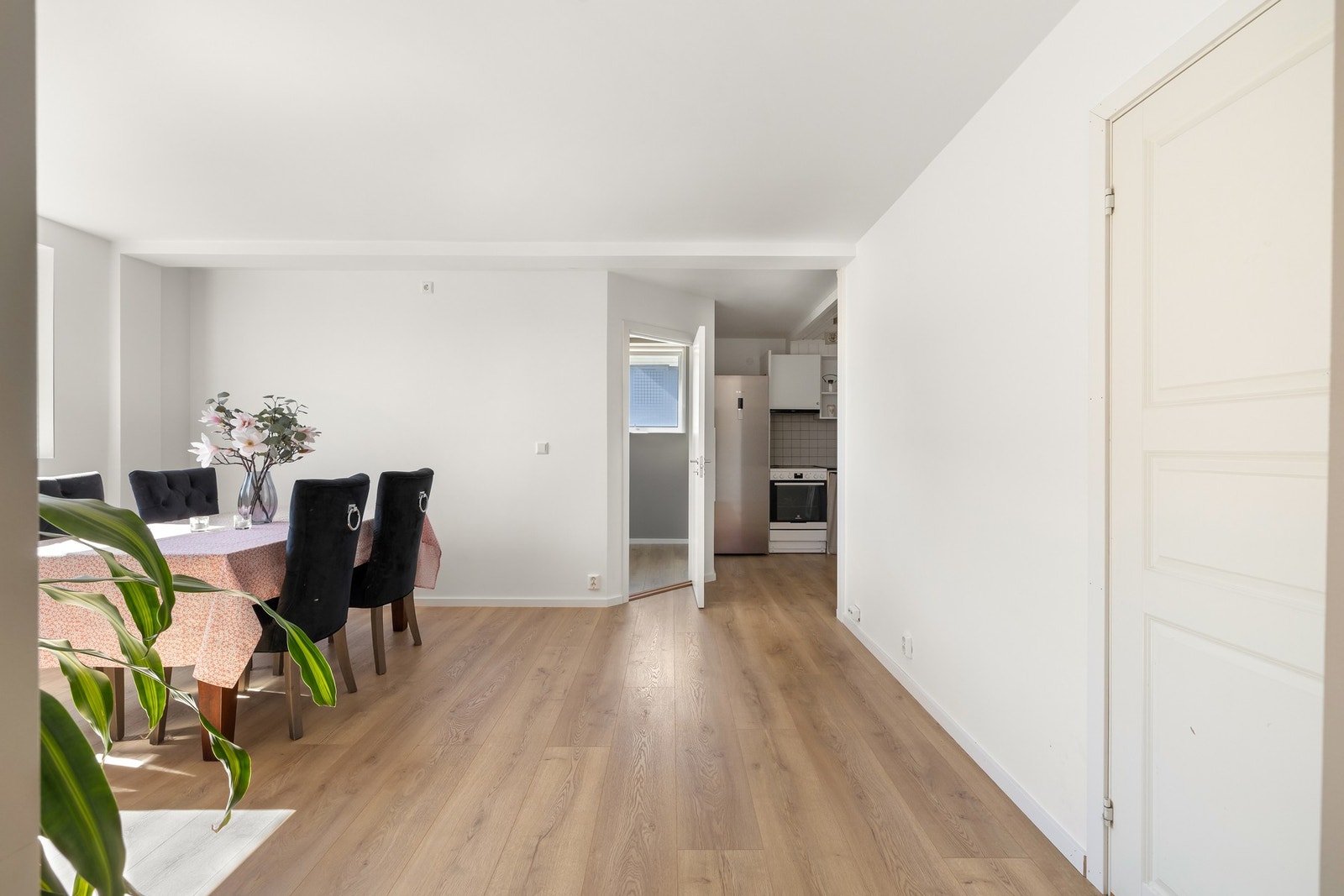 Åpen løsning til kjøkken gjør dette rommet både funksjonelt og sosialt Galleribilde