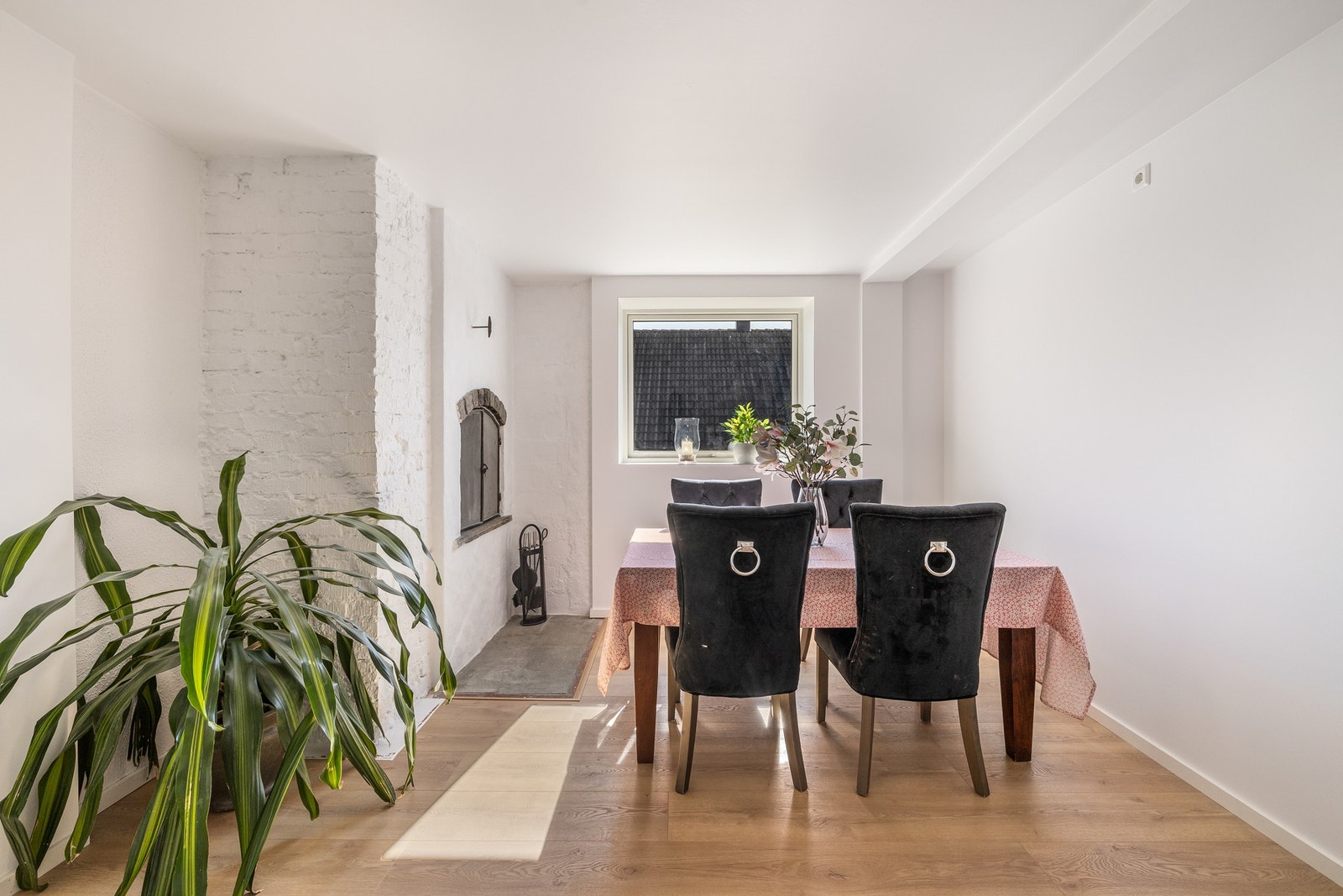 I spisestuen kan du dekke til hyggelige måltider i lyse omgivelser Galleribilde