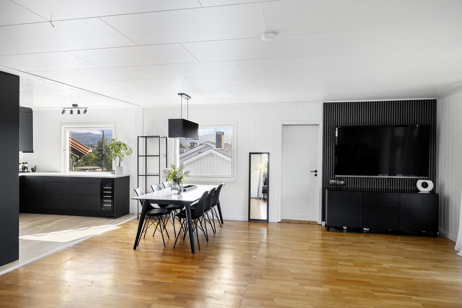 Stuen er lys og trivelig, og er i åpen løsning med spisestue og kjøkken. Galleribilde