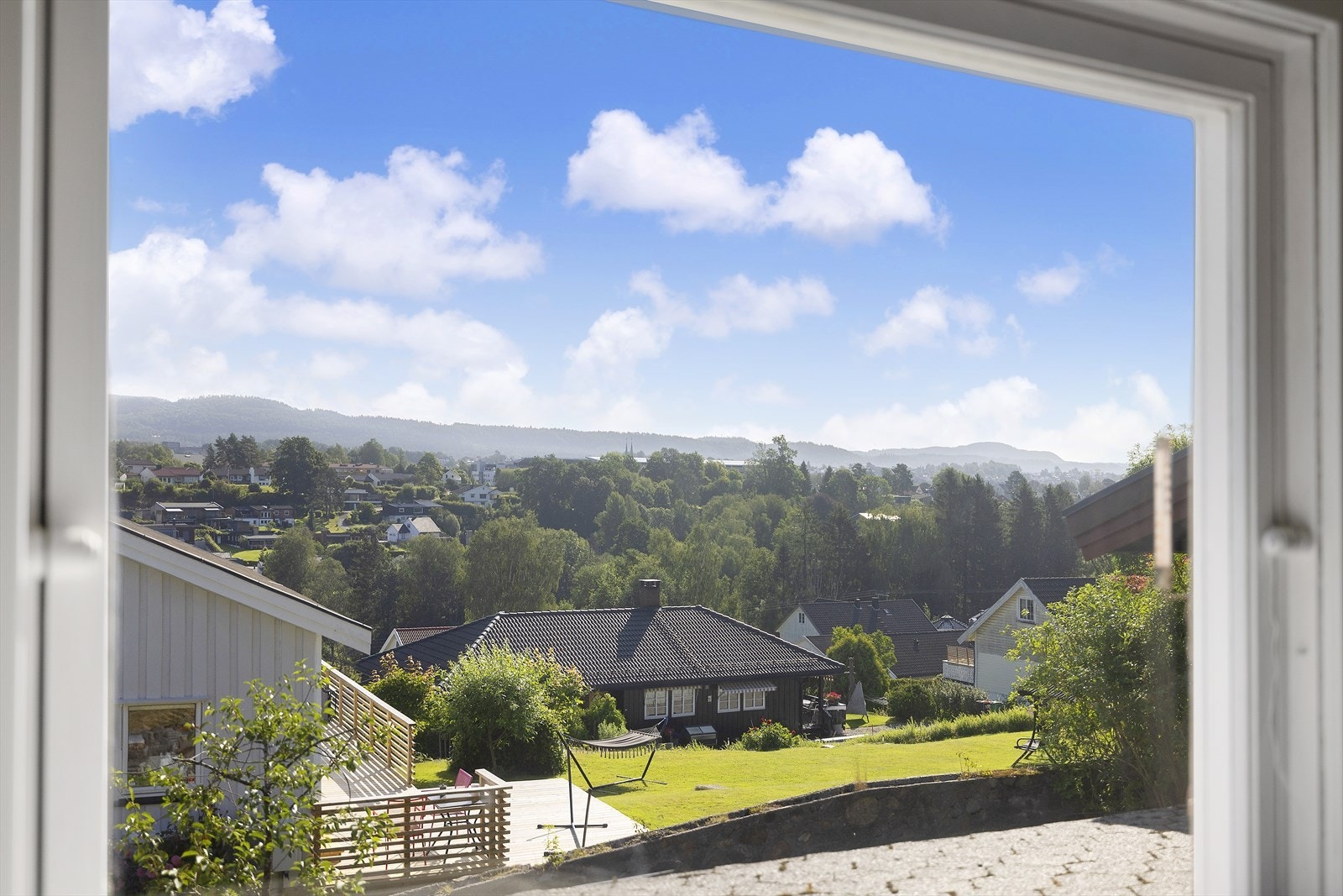 Fra spisestuen er det flott utsikt mot Falkum og Skien by Galleribilde