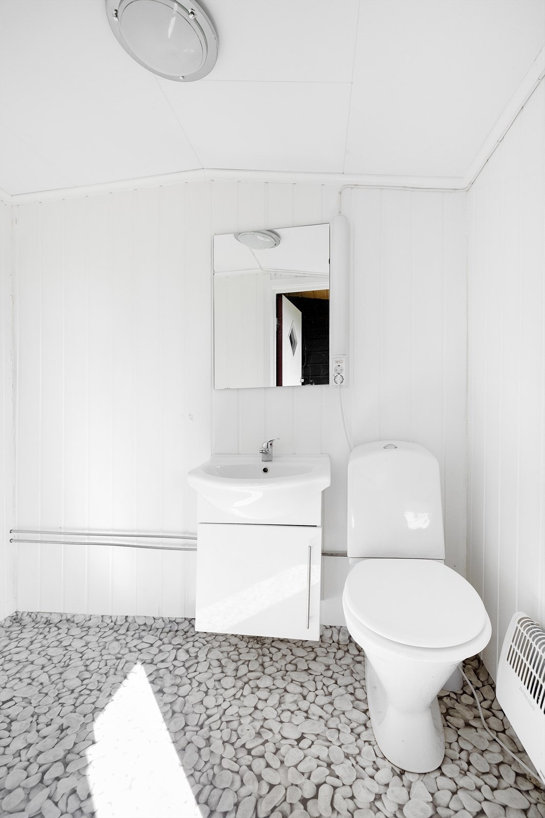 Toalettrom i kjeller med utvendig adkomst Galleribilde