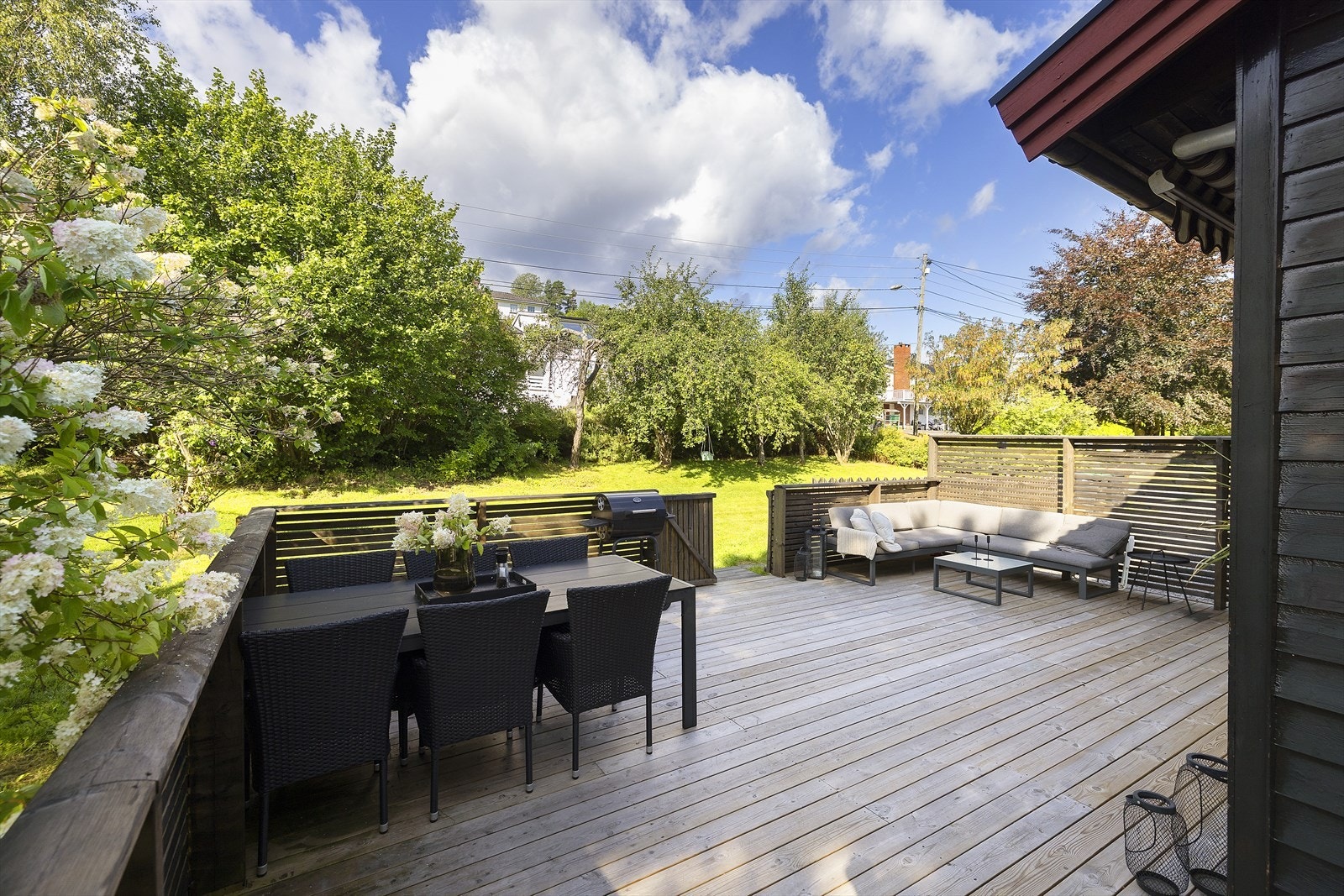 Vestvendt og solrikt uteområde, med god plass til utegrupper på terrassen. Galleribilde