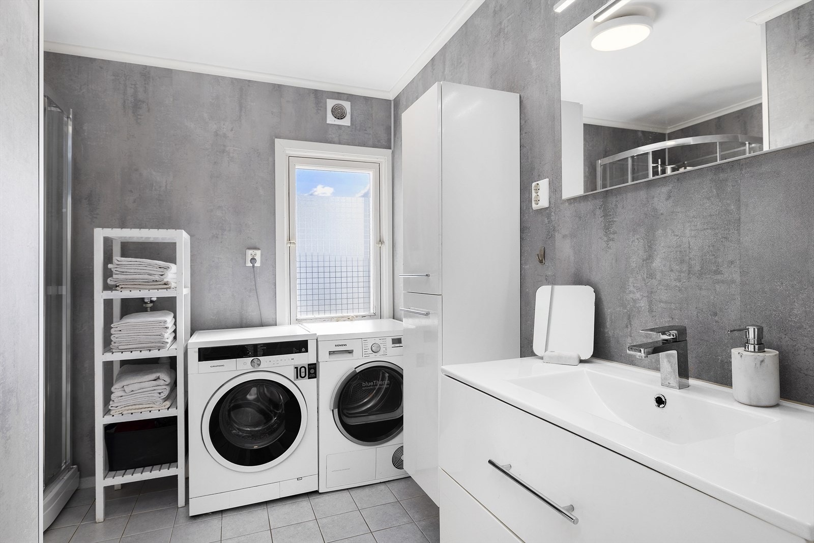 Nyere baderom/vaskerom fra 2020 med fliser og varme i gulv Galleribilde