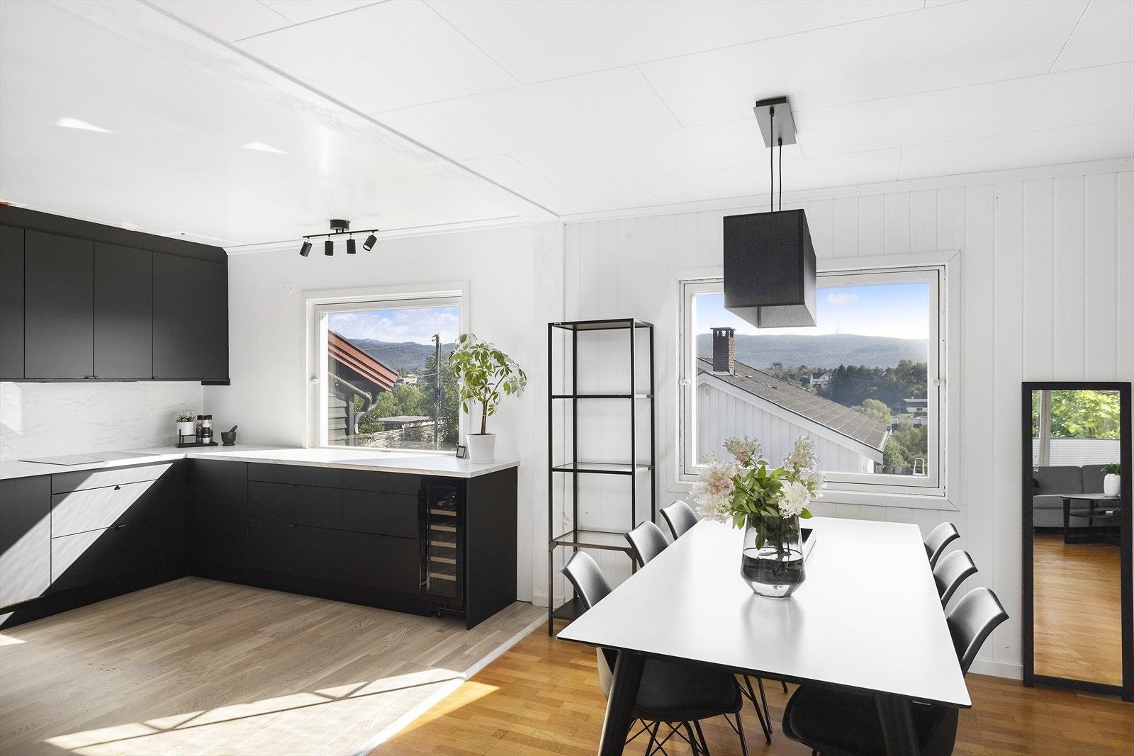 Spisestuen er praktisk plassert mellom stuen og kjøkkenet Galleribilde