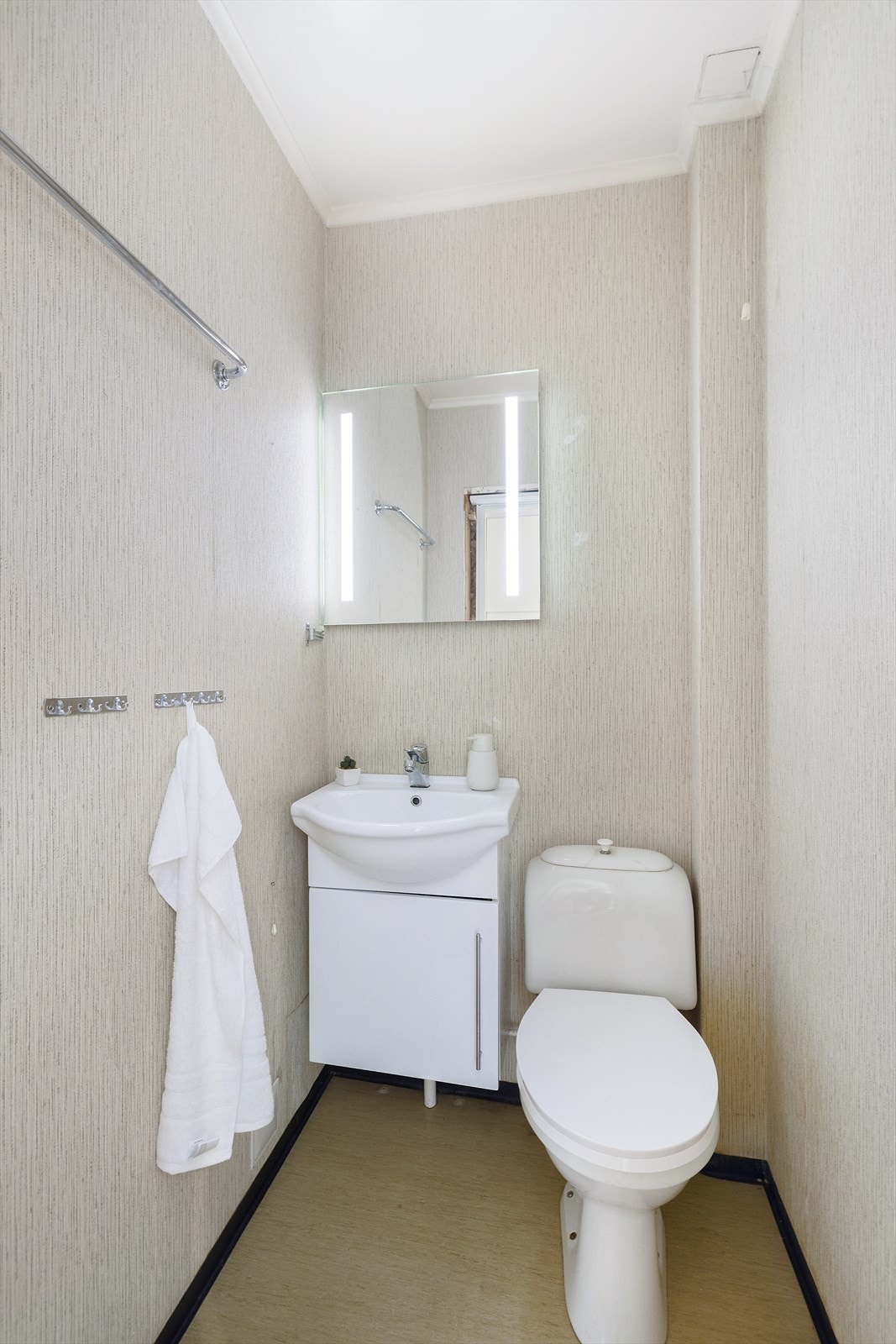 Toalettrom vegg i vegg med baderom Galleribilde