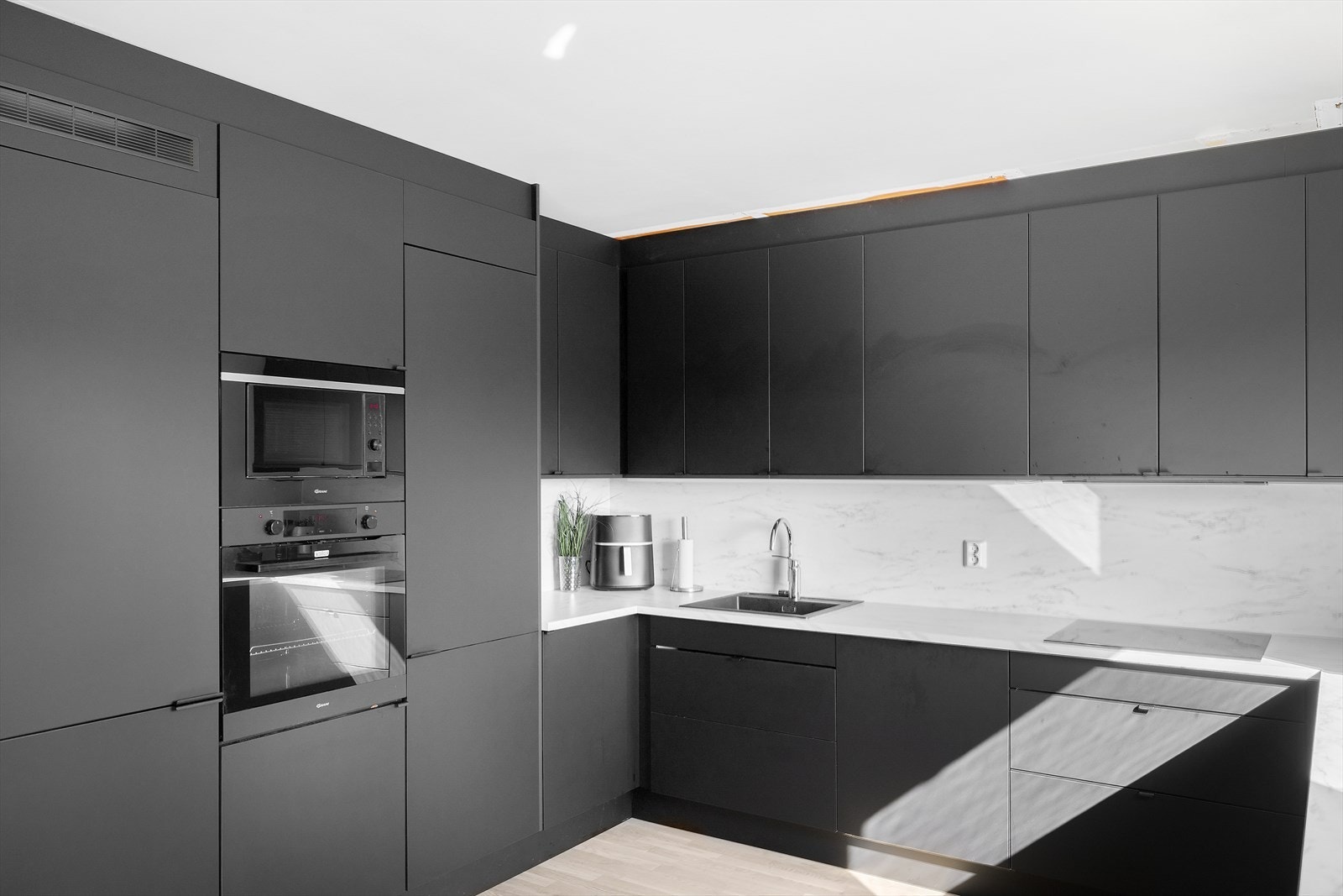 Praktiske plater på vegger mellom kjøkkenbenk og overskap Galleribilde