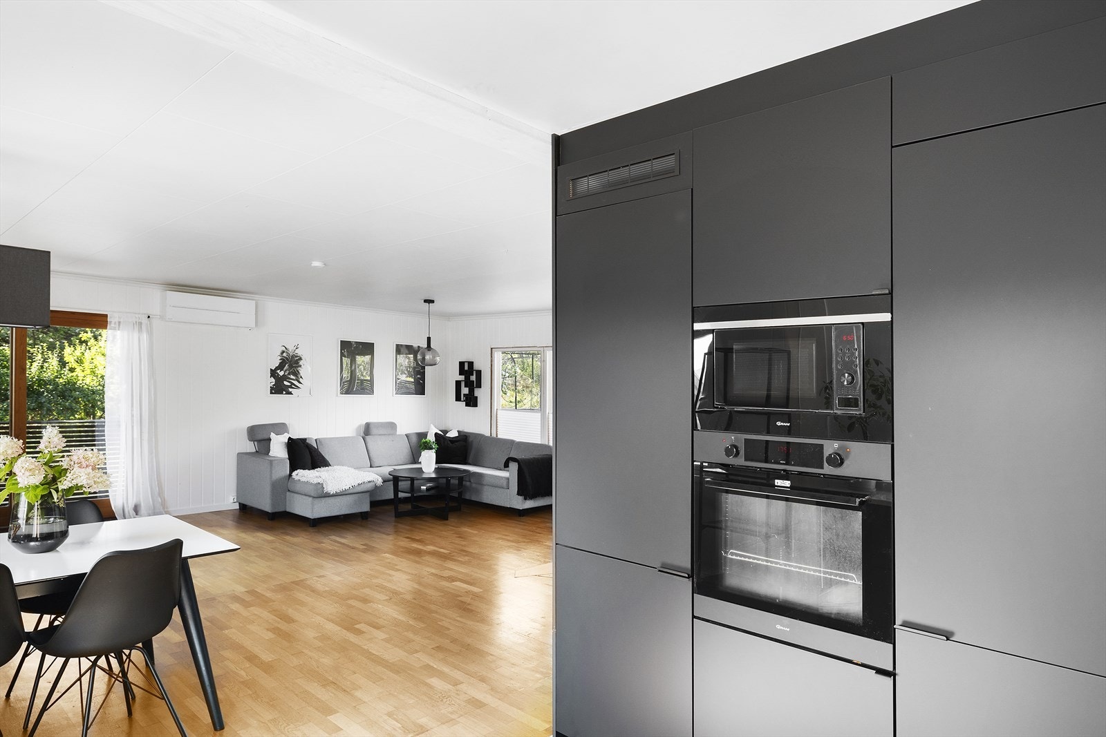 Integrerte hvitevarer medfølger: stekeovn, platetopp, mikrobølgeovn, vinskap, oppvaskmaskin og kjøle/fryseskap. Galleribilde