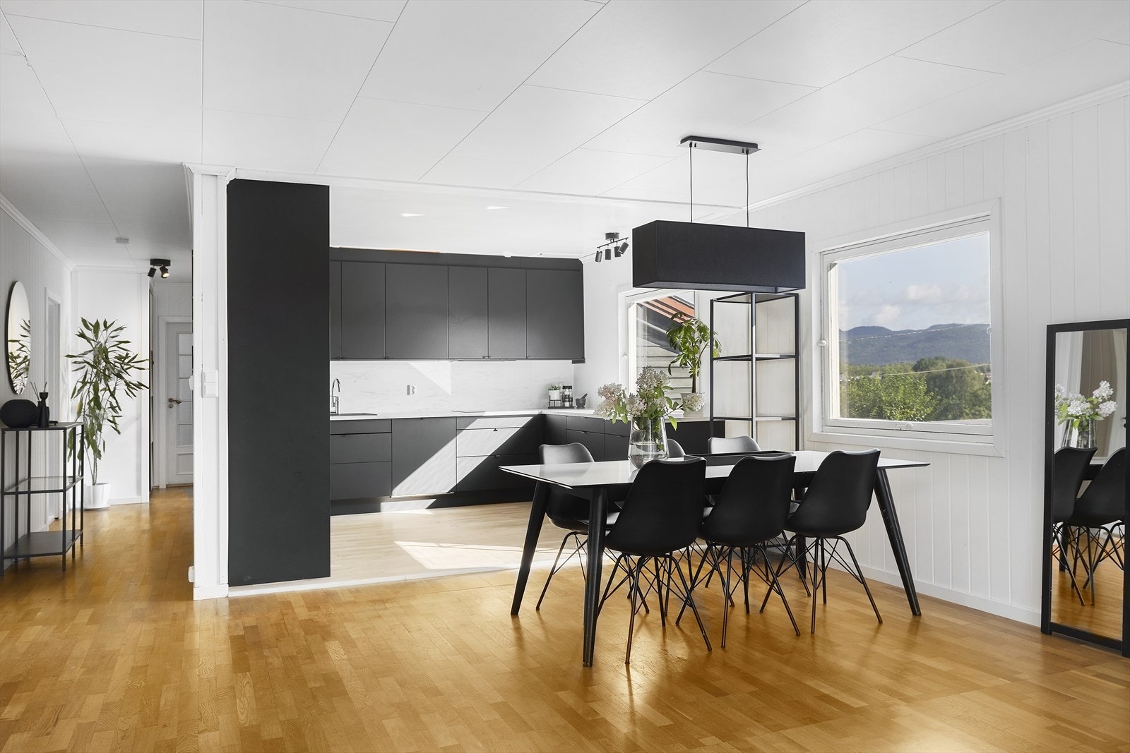 Spisestue og kjøkken Galleribilde