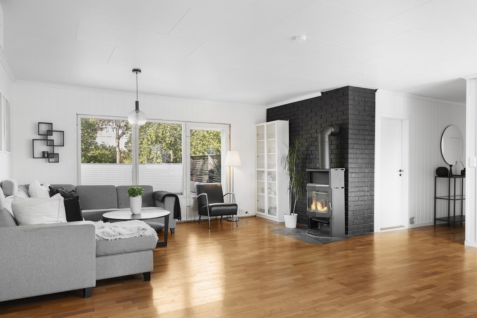 Både vedovn og varmepumpe sørger for god oppvarming av denne boligen Galleribilde