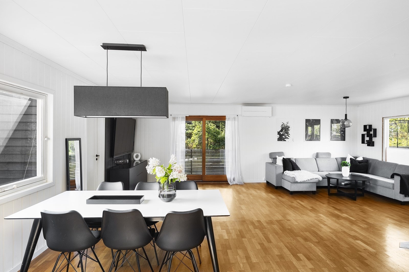 Den åpne løsningen gjør dette til et sosialt og hyggelig allrom Galleribilde